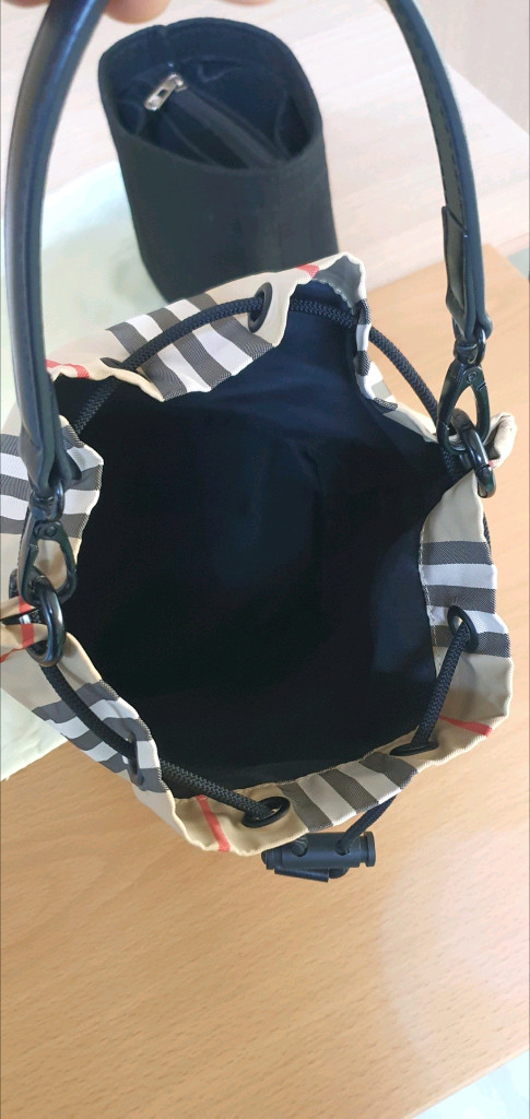 버버리 포이베 크로스백/버킷백 새상품급 정품(감정O)구찌프라다루이비통디올고야드샤넬셀린느보테가생로랑발렌시아가버버리가방--8