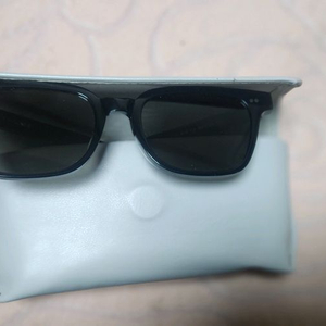 데이워크 선글라스 새제품 팝니다