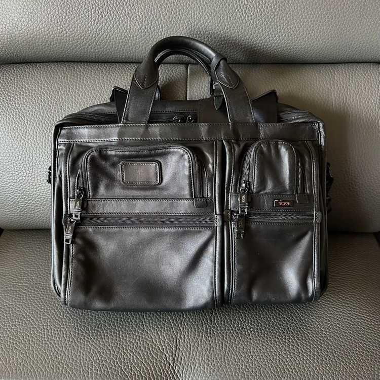 투미 알파 티패스 미디엄 스크린 랩탑 슬림 브리프 올레더 블랙--0