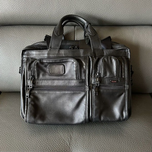 투미 알파 티패스 미디엄 스크린 랩탑 슬림 브리프 올레더 블랙