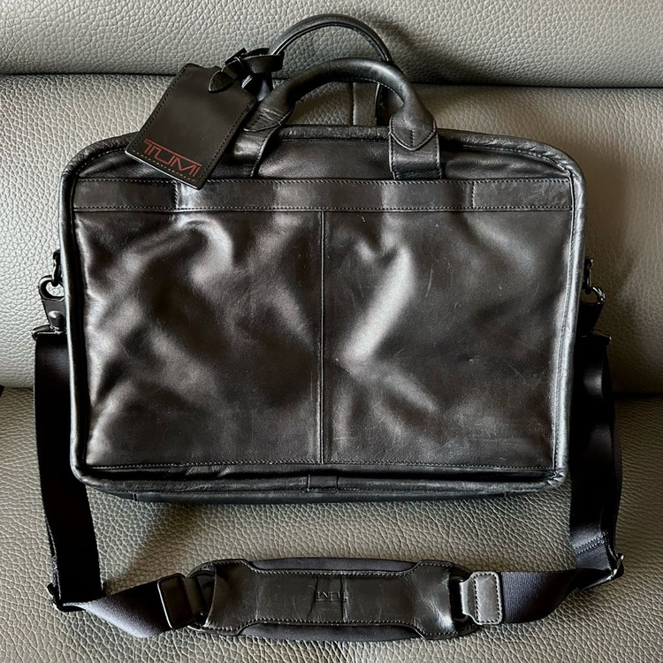 투미 알파 티패스 미디엄 스크린 랩탑 슬림 브리프 올레더 블랙--1