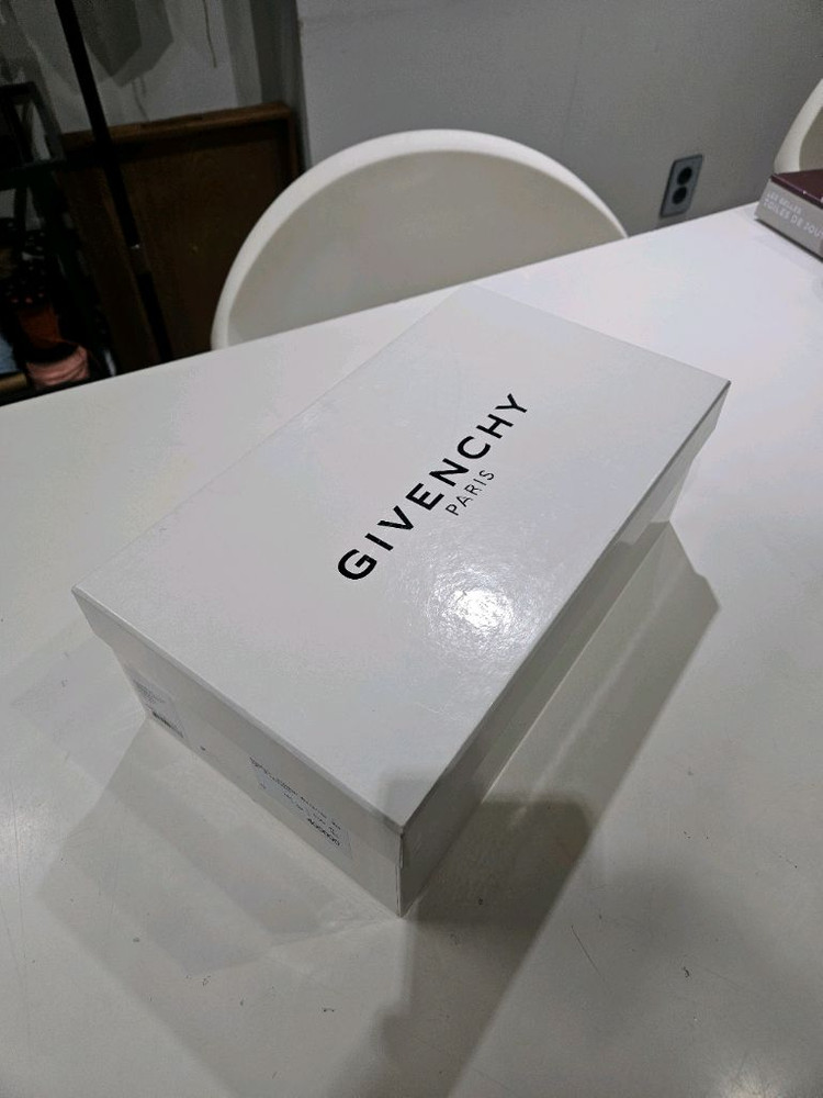 지방시 어반 스트리트 남성 스니커즈 미착용 새상품 사이즈 42--1