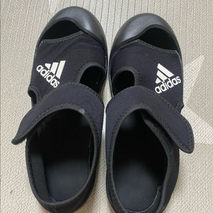 아디다스 210아쿠아슈즈, 뉴발란스 210샌달 (크록스 j1덤으로)