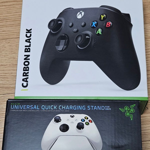 XBOX 무선 컨트롤러 카본블랙 + 레이저 충전스탠드 화이트 팝니다.