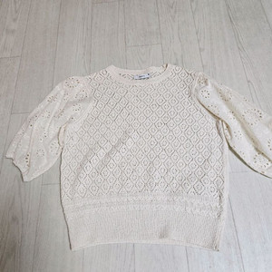 [새상품] 리저브드 퍼프소매니트 S사이즈