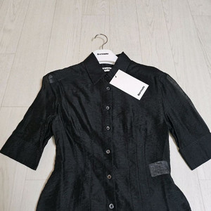 [새상품] 버뮬라 쉬어 핀턱 블라우스