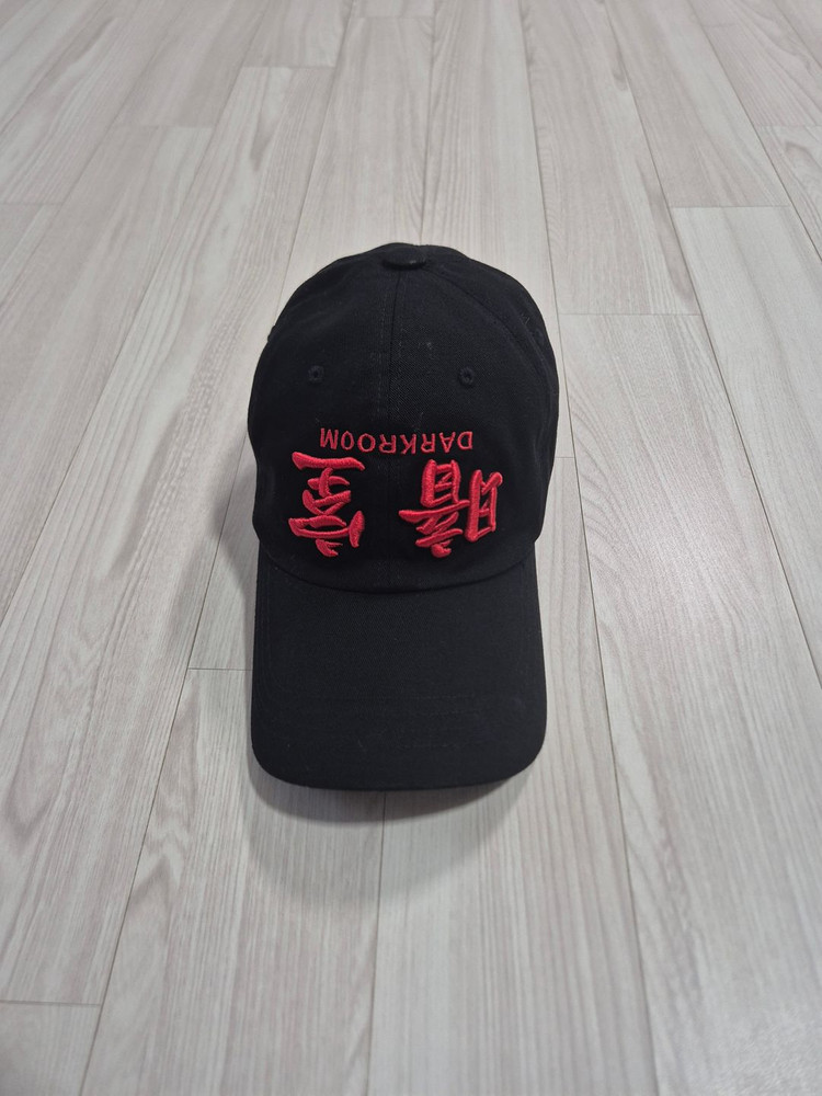 다크룸 스튜디오 암실 업사이드 다운 레드 로고 캡 모자--0