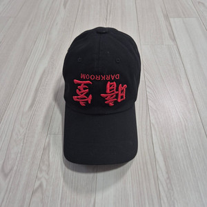 다크룸 스튜디오 암실 업사이드 다운 레드 로고 캡 모자