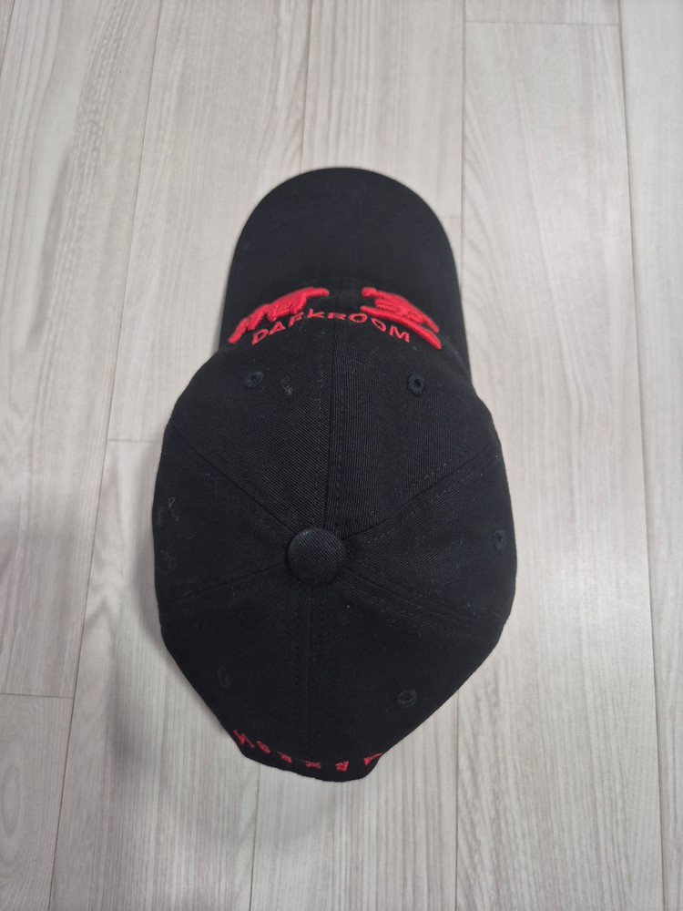 다크룸 스튜디오 암실 업사이드 다운 레드 로고 캡 모자--1