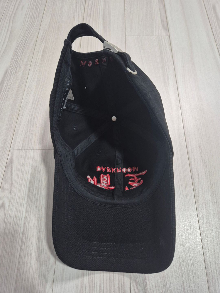 다크룸 스튜디오 암실 업사이드 다운 레드 로고 캡 모자--3