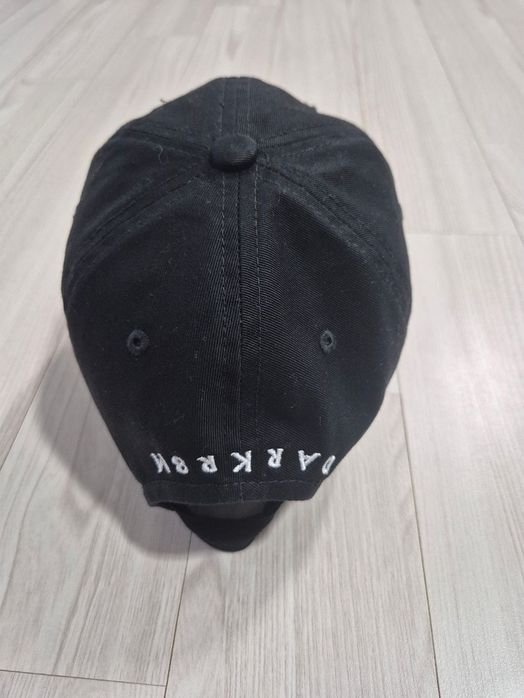 다크룸 스튜디오 암실 업사이드 다운 화이트 로고 캡 모자--1