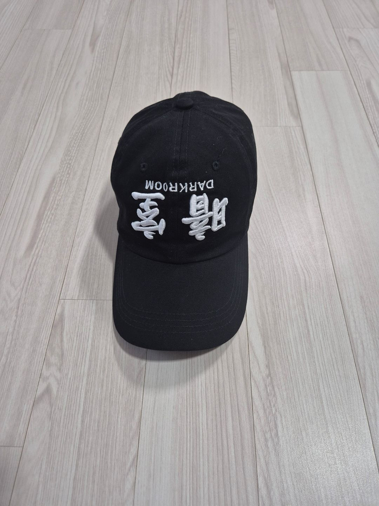 다크룸 스튜디오 암실 업사이드 다운 화이트 로고 캡 모자--0