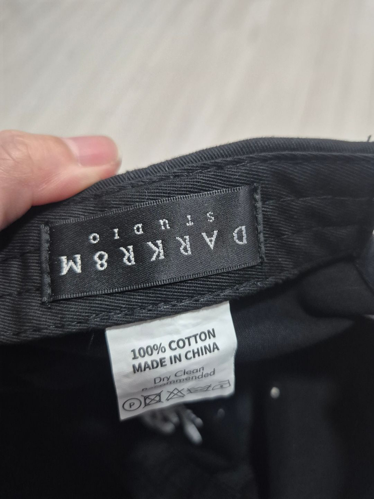 다크룸 스튜디오 암실 업사이드 다운 화이트 로고 캡 모자--3