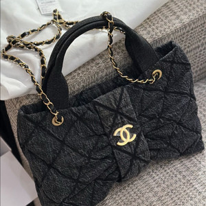 샤넬 데님 보우백 흑청 미듐AS5851 (2회 착용)929->707만원