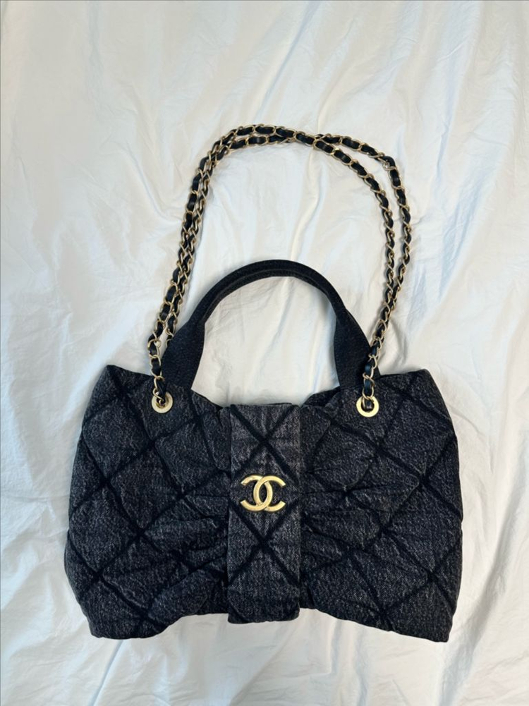 샤넬 데님 보우백 흑청 미듐AS5851 (2회 착용)929->707만원--1