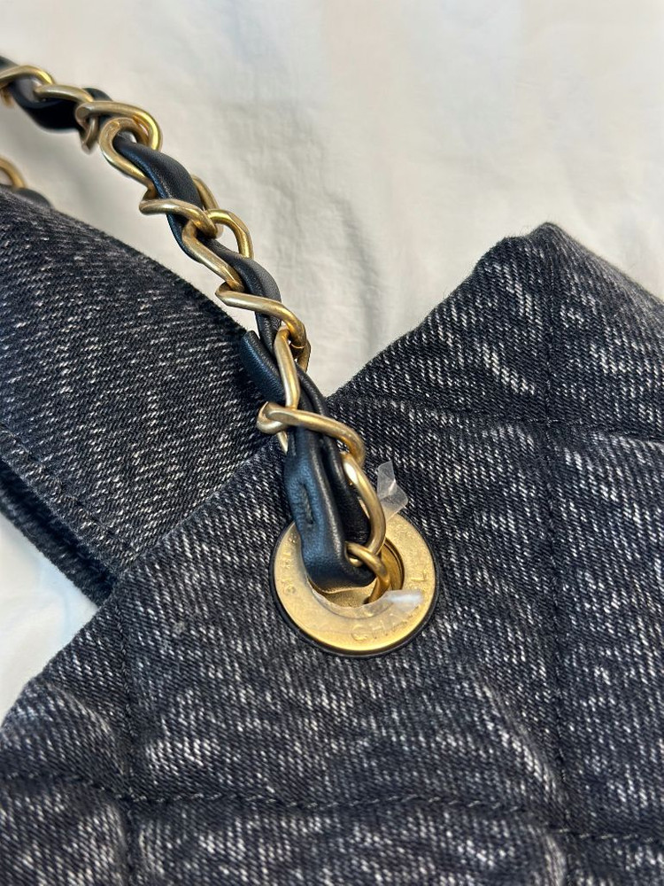 샤넬 데님 보우백 흑청 미듐AS5851 (2회 착용)929->707만원--4