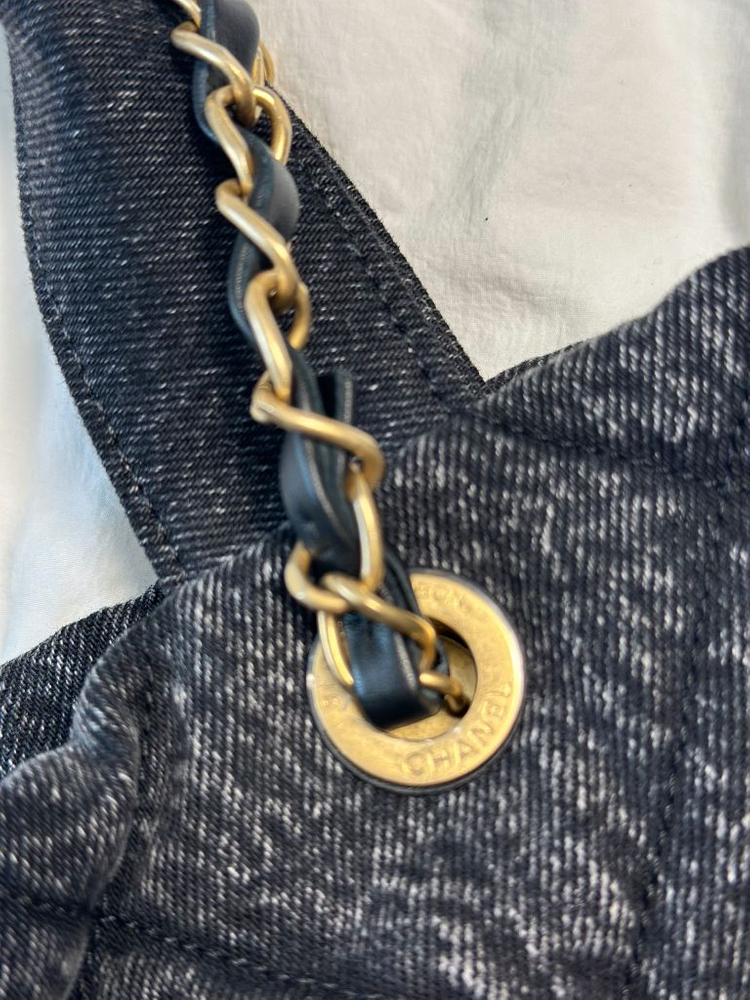 샤넬 데님 보우백 흑청 미듐AS5851 (2회 착용)929->707만원--5