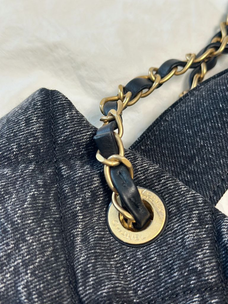 샤넬 데님 보우백 흑청 미듐AS5851 (2회 착용)929->707만원--6