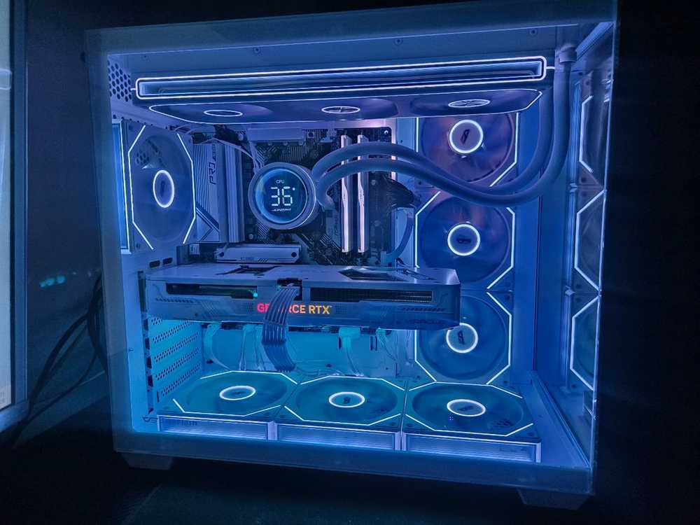 라이젠 7800X3D RTX 5070 화이트 게이밍 컴퓨터 PC 본체--4