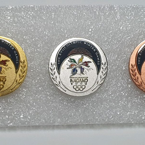 금, 은, 동 메달 형식의 나가노올림픽 기념뱃지 3종 이미지