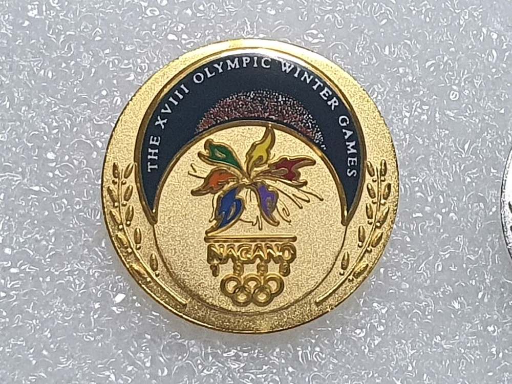 금, 은, 동 메달 형식의 나가노올림픽 기념뱃지 3종 이미지