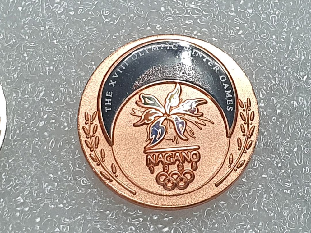 금, 은, 동 메달 형식의 나가노올림픽 기념뱃지 3종 이미지