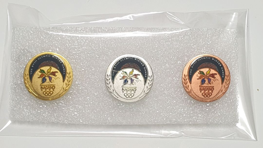 금, 은, 동 메달 형식의 나가노올림픽 기념뱃지 3종 이미지