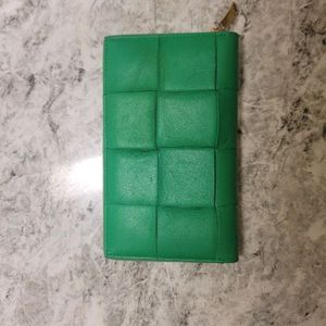 보테가베네타 미디엄 바게트 지갑