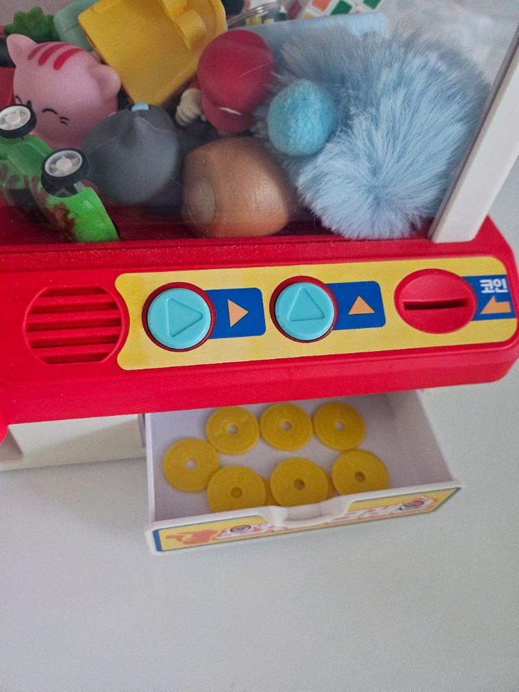 포켓몬스터 인형뽑기 기계 팝니다. (안에 장난감 포함)--1