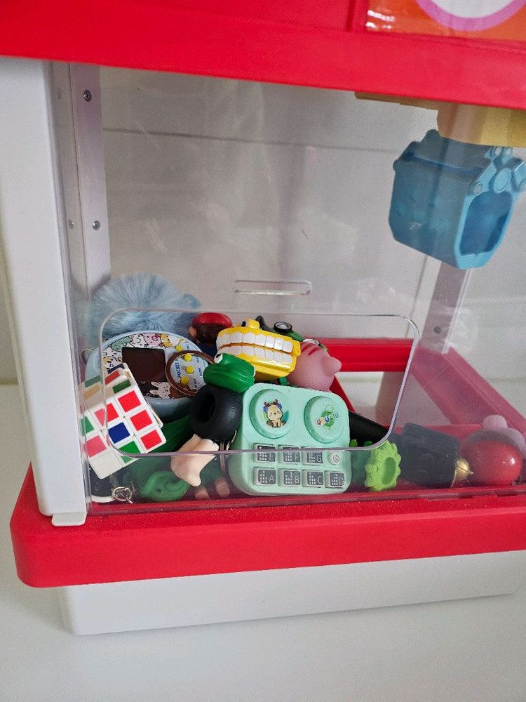 포켓몬스터 인형뽑기 기계 팝니다. (안에 장난감 포함)--2