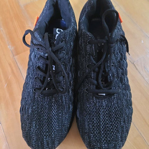 메쉬 소재 검정색 운동화