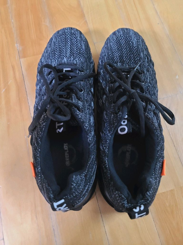 메쉬 소재 검정색 운동화--1