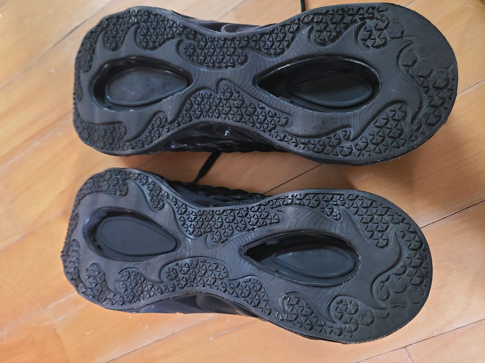 메쉬 소재 검정색 운동화--2