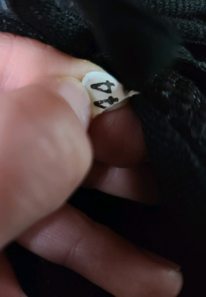 메쉬 소재 검정색 운동화--3