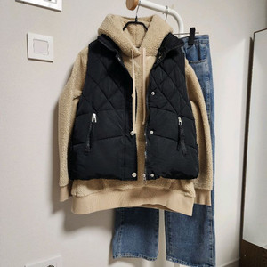 블랙 퀼팅 경량 패딩 조끼