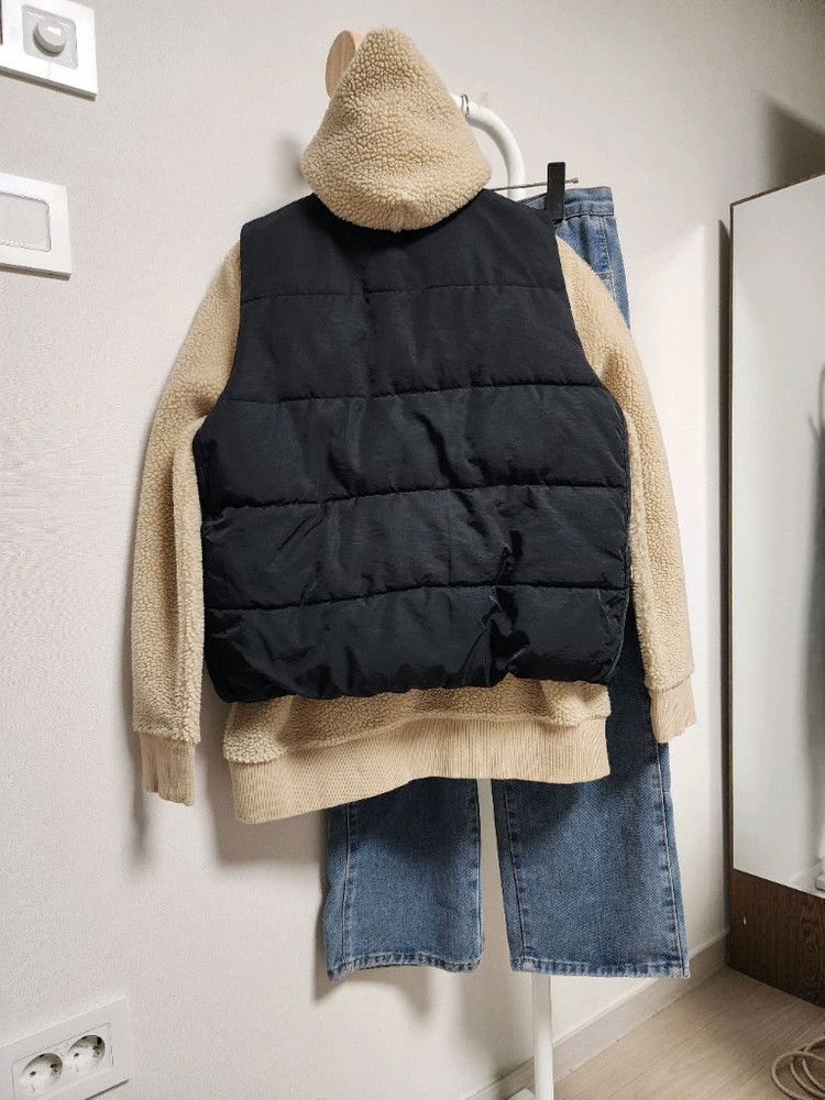 블랙 퀼팅 경량 패딩 조끼--2