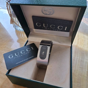 구찌 2400L 뱅글 워치 여성용 판매합니다.