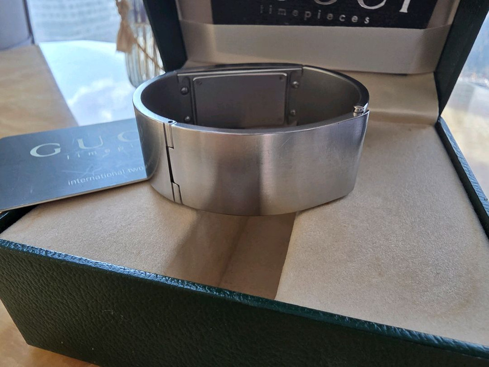 구찌 2400L 뱅글 워치 여성용 판매합니다.--4