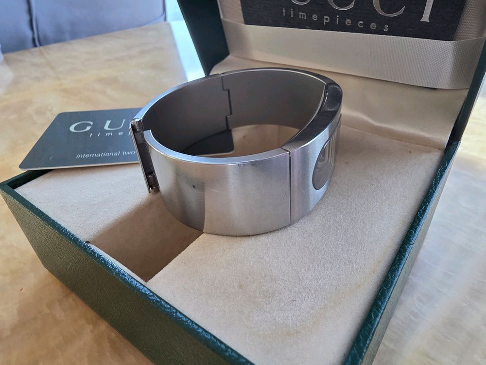 구찌 2400L 뱅글 워치 여성용 판매합니다.--5