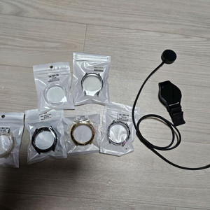 갤럭시 워치5 40mm 팝니다. 케이스 6개 포함