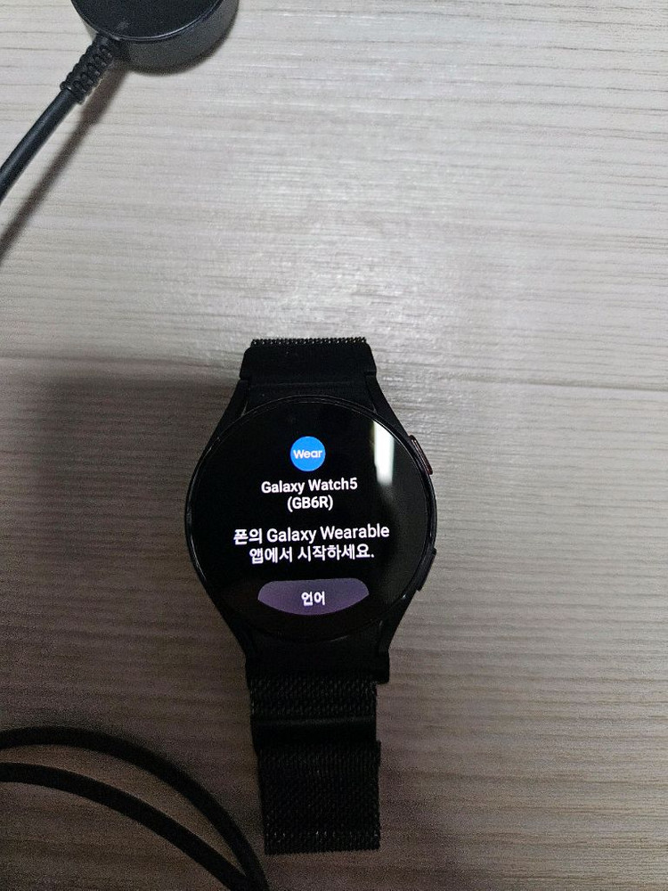 갤럭시 워치5 40mm 팝니다. 케이스 6개 포함--1