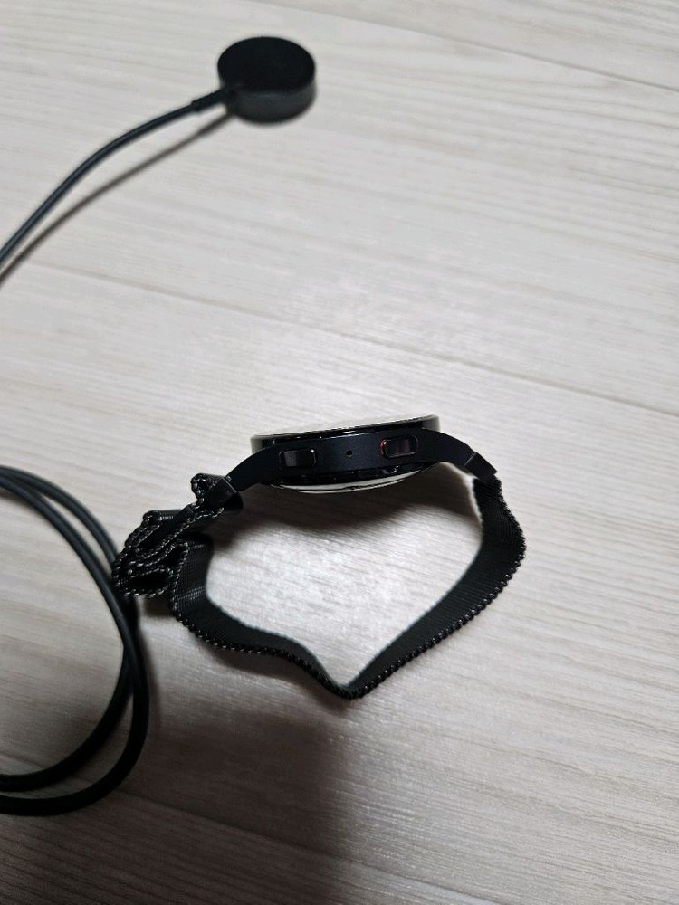 갤럭시 워치5 40mm 팝니다. 케이스 6개 포함--2