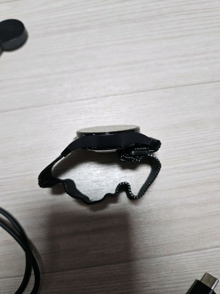 갤럭시 워치5 40mm 팝니다. 케이스 6개 포함--3