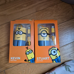 미니언즈(케빈,스튜어트 충전기&케이블 새상품 2개팝니다