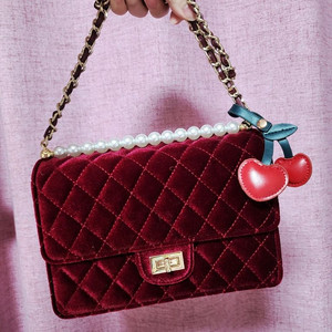 (새상품)버건디 벨벳 진주 퀼팅 체인 숄더백(체리키링 증정)