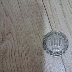 1982년 100원 동전 300000만원에팔아요.
