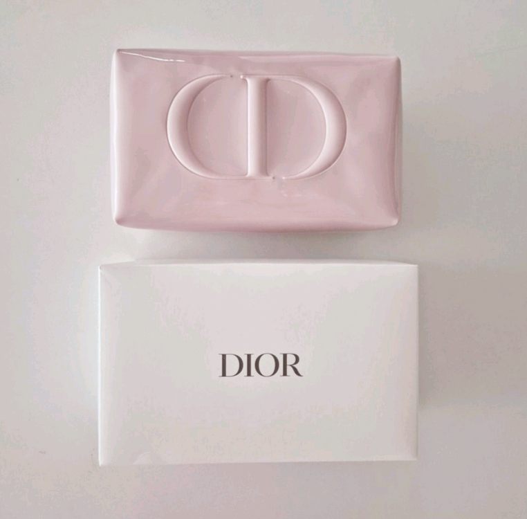 디올 뷰티 정품 에나멜 CD로고 핑크 파우치--1
