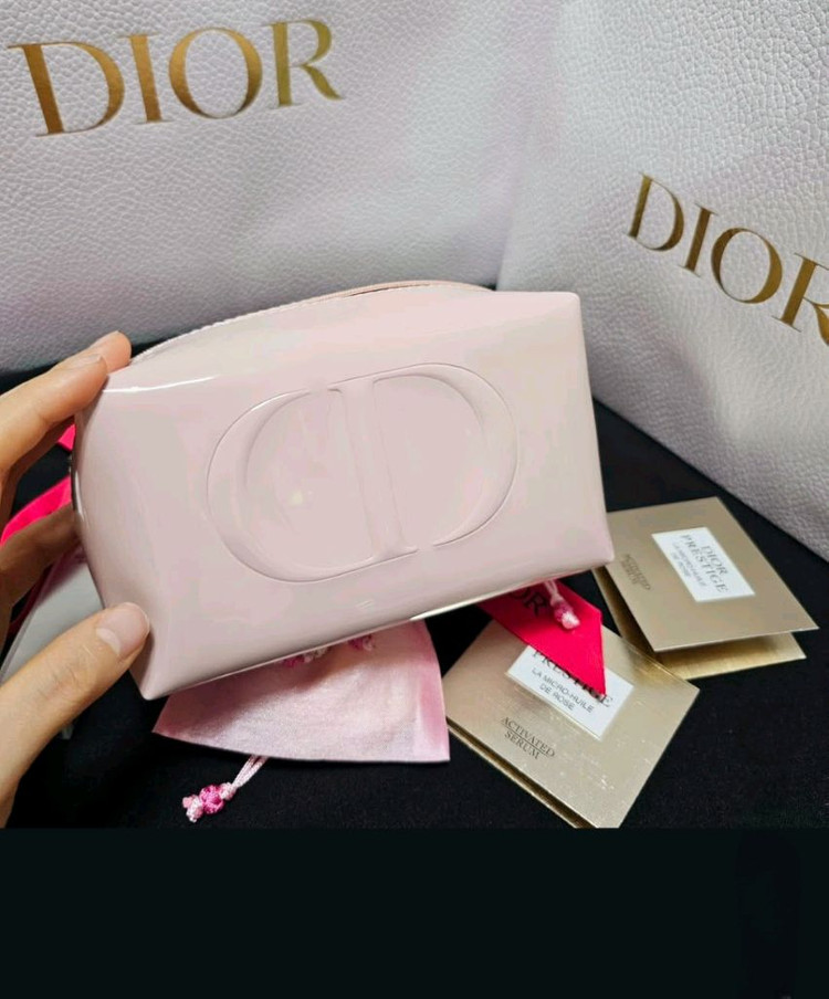 디올 뷰티 정품 에나멜 CD로고 핑크 파우치--2