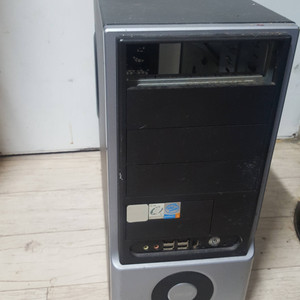 asus 서버용 빅타워 케이스 판매합니다. 베이 많고 잘 작동합니다. 이미지