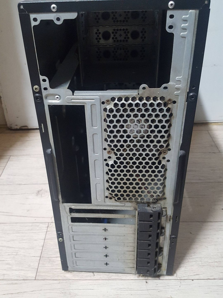 asus 서버용 빅타워 케이스 판매합니다. 베이 많고 잘 작동합니다. 이미지